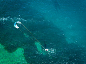 Luftaufnahme eines Kitesurfers im Neretva-Delta bei Ploce, Süddalmatien, Kroatien. - AAEF12467