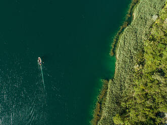 Luftaufnahme eines Bootes auf den Süßwasserseen von Bacina in Süddalmatien, Kroatien. - AAEF12468