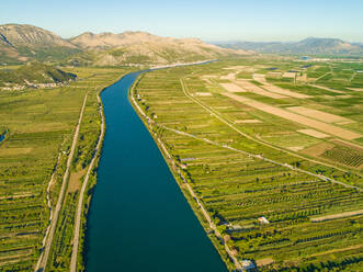 Luftaufnahme des Flussdeltas der Neretva bei Ploce, Süddalmatien, Kroatien. - AAEF12475