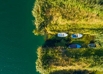 Luftaufnahme von Booten, die im Flussdelta der Neretva in der Nähe von Ploce, Süddalmatien, Kroatien, festgemacht sind. - AAEF12481