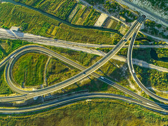 Luftaufnahme eines Autobahnkreuzes in der Nähe der Stadt Ploce, Süddalmatien, Kroatien. - AAEF12483