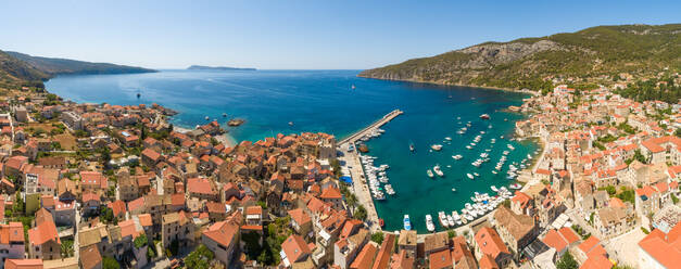 Luftaufnahme der Bucht von Komiza auf der Insel Vis, Dalmatien, Kroatien. - AAEF12488