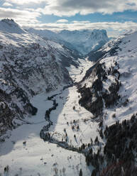 Luftaufnahme von verschneiten Bergen und schneebedecktem Tal in den Berner Alpen, Schweiz - AAEF12493