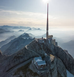 Luftaufnahme des Schweizer Berggipfels in Alpstein, Schweiz - AAEF12502