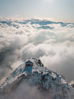 Luftaufnahme der Grossen Mythen über den Wolken in Schwyz, Schweiz - AAEF12503