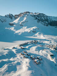 Luftaufnahme des Schweizer Skigebiets Melch See Frutt, im Winter in Obwalden, Schweiz - AAEF12504