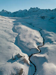 Luftaufnahme des Schweizer Skigebiets Melch See Frutt, im Winter in Obwalden, Schweiz - AAEF12505