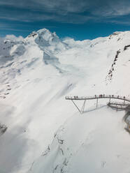 Luftaufnahme der Aussichtsplattform in den Schweizer Alpen im Winter in Grindelwald, Schweiz - AAEF12508