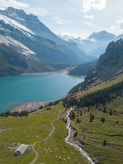 Luftaufnahme der Schweizer Szene in den Alpen in Oeschinensee, Schweiz - AAEF12509