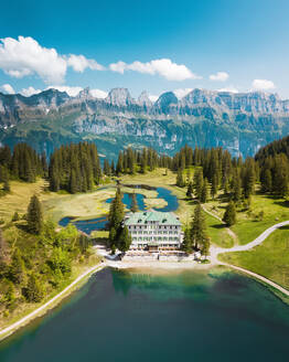 Luftaufnahme des Lakeside Swiss Hotel in Flumserberg, Schweiz - AAEF12511