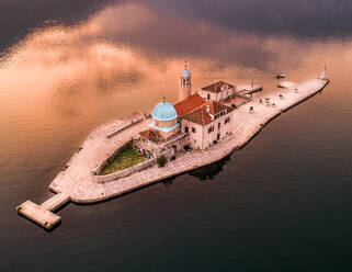 Luftaufnahme der Inseln Our Lady of the Rocks in der Nähe der Stadt Perast in der Bucht von Kotor, Montenegro - AAEF12527