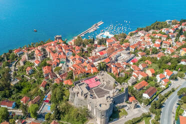 Luftaufnahme von Herceg Novi, Festung Kanli kula, Montenegro - AAEF12528