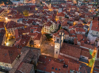 Luftaufnahme der Altstadt von Kotor und der Kathedrale bei Nacht - AAEF12540