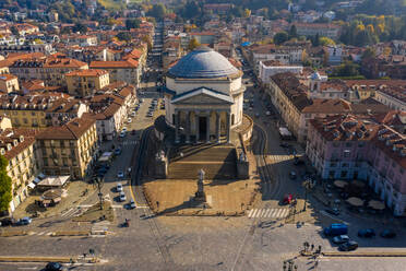 Luftaufnahme der Kirche Gran Madre di Dio, Borgata Rosa-Sassi, in Turin, Italien. - AAEF12549