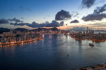 Luftaufnahme von Hongkong Island vom Kai Tak Cruise Terminal, Kwun Tong District, Hongkong. - AAEF12586