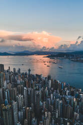 Luftaufnahme der Insel Hongkong und des Stadtzentrums bei Sonnenaufgang, Central und Western District, Hongkong. - AAEF12590