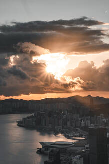 Luftaufnahme von Hongkong Island bei Sonnenaufgang, Central und Western District, Hongkong. - AAEF12591