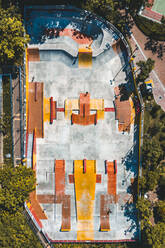 Luftaufnahme des Lai Chi Kok Skateparks in Hongkong, Bezirk Sham Shui Po, Hongkong. - AAEF12596