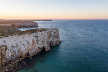 Luftaufnahme von Klippen im Atlantischen Ozean, Sagres, Portugal - AAEF12606