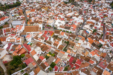 Aerila-Ansicht des Stadtzentrums von Monda, Malaga, Spanien - AAEF12609