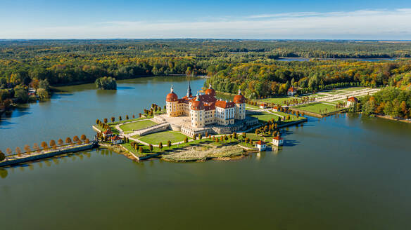 Panoramablick auf Schloss Moritzburg im Herbst, Dresden, Deutschland. - AAEF12637