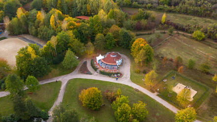 Luftaufnahme eines Parks mit geschlossenem Café√©, im Herbst, Pandemie, Deutschland. - AAEF12646