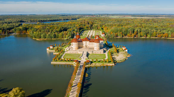 Panoramablick auf Schloss Moritzburg bei Dresden im Herbst, Deutschland. - AAEF12648