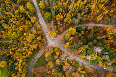 Luftaufnahme einer Bergstraße im Herbst, Baden Baden, Schwarzwald, Deutschland. - AAEF12652