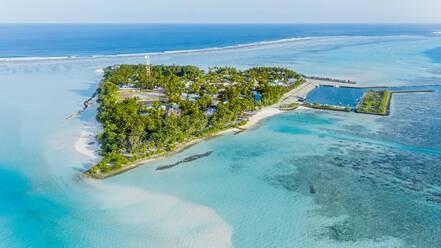 Panoramablick aus der Vogelperspektive auf die Insel Mathiveri mit Hafen, Alif Alif Atoll, Malediven. - AAEF12669
