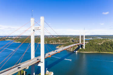 Panoramaluftaufnahme der Tj√∂rnbron-Hängebrücke mit vorbeifahrenden Autos, Stenungsund, Schweden, Skandinavien. - AAEF12670