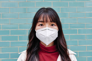 Junge Frau mit Gesichtsschutzmaske - ASGF00958
