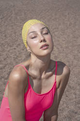 Frau mit rosa Badebekleidung beim Sonnenbaden - VPIF04437