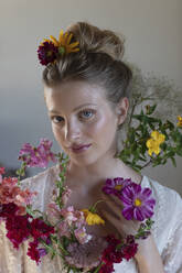 Junge Frau mit bunten Wildblumen im Atelier - EIF01811