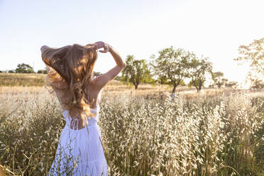 Junge Frau mit Hand in Hand auf einem Feld - EIF01861