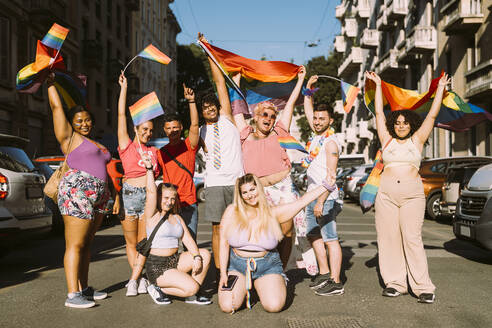 Multiethnische Aktivistinnen und Aktivisten bei der Pride-Veranstaltung - MEUF03701