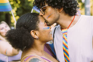 Junger Mann küsst Frau auf die Stirn - MEUF03706