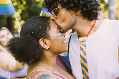 Young man kissing woman on forehead - MEUF03706