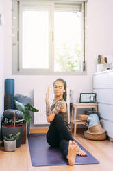 Mittlere erwachsene Frau übt Yoga zu Hause - DAMF00868