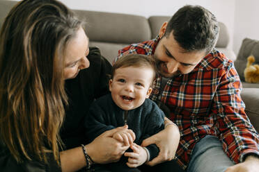 Eine glückliche Familie, die gemeinsam zu Hause genießt - GMCF00227