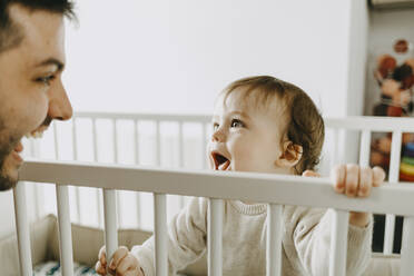 Vater hat Spaß mit Sohn in Krippe zu Hause - GMCF00232