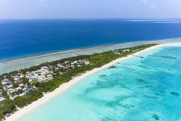 Panoramablick aus der Luft auf die lokale, bewohnte Insel Vashafaru mit Lagune und Riff, Malediven. - AAEF12685