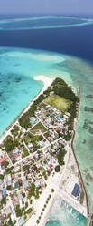 Vertikale Panoramaluftaufnahme der Insel Vashafaru mit Hafen, Malediven, Laccadive Meer. - AAEF12686