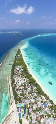 Vertikale Panoramaluftaufnahme der Insel Vashafaru mit Nachbarinseln in der Ferne, Malediven, Laccadive Meer. - AAEF12687