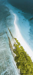 Vertikale Panoramaluftaufnahme der Insel Vashafaru mit Sandbank, Malediven, Laccadive Meer. - AAEF12694