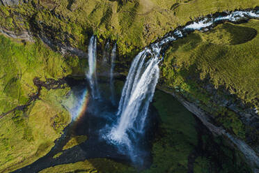 Luftaufnahme des Seljalandsfoss-Wasserfalls in Island - AAEF12701