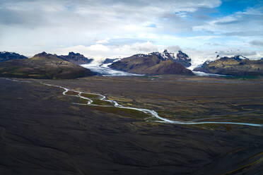 Luftaufnahme der Landschaft des Hvannadalshnukur-Gebirges in Island. - AAEF12702