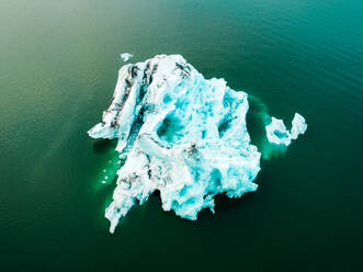 Luftaufnahme eines schwimmenden Eisbergs in der Gletscherlagune Jokulsarlon in Island. - AAEF12705