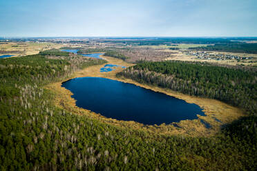 Luftaufnahme eines Sees in der Nähe des Varnikai-Kognitionspfads bei Trakai, Litauen. - AAEF12706