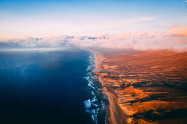 Luftaufnahme des wilden Strandes von Cofete bei Sonnenuntergang auf Fuerteventura, Kanarische Inseln. - AAEF12723