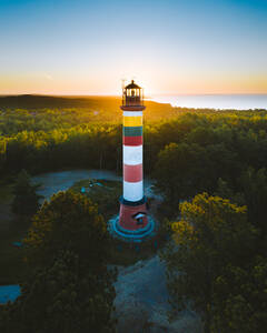 Luftaufnahme des Leuchtturms von Nida auf der Kurischen Nehrung in der Nähe der Ostsee, Sonnenaufgang am Sommermorgen in Litauen. - AAEF12728